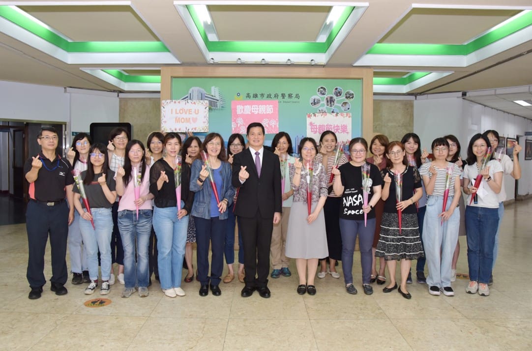 高市警局局長林炎田致贈女性同仁康乃馨花束。 圖：高雄市警察局提供