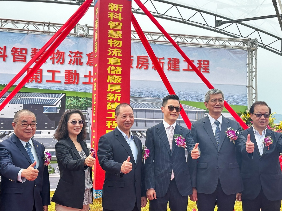 112年5月12日於台北港區內北碼頭區盛大舉辦動土典禮，經發局副局長黃碧玉亦到場祝賀，與建新集團總裁陳銀海、董事長陳彥銘共同祈求工程順利圓滿。 圖：新北市經發局提供