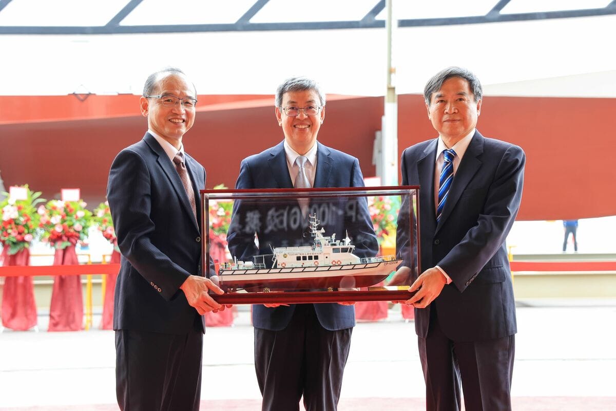 陳建仁(中)主持關務署第四艘緝私艇交船典禮。 圖：高雄市政府提供