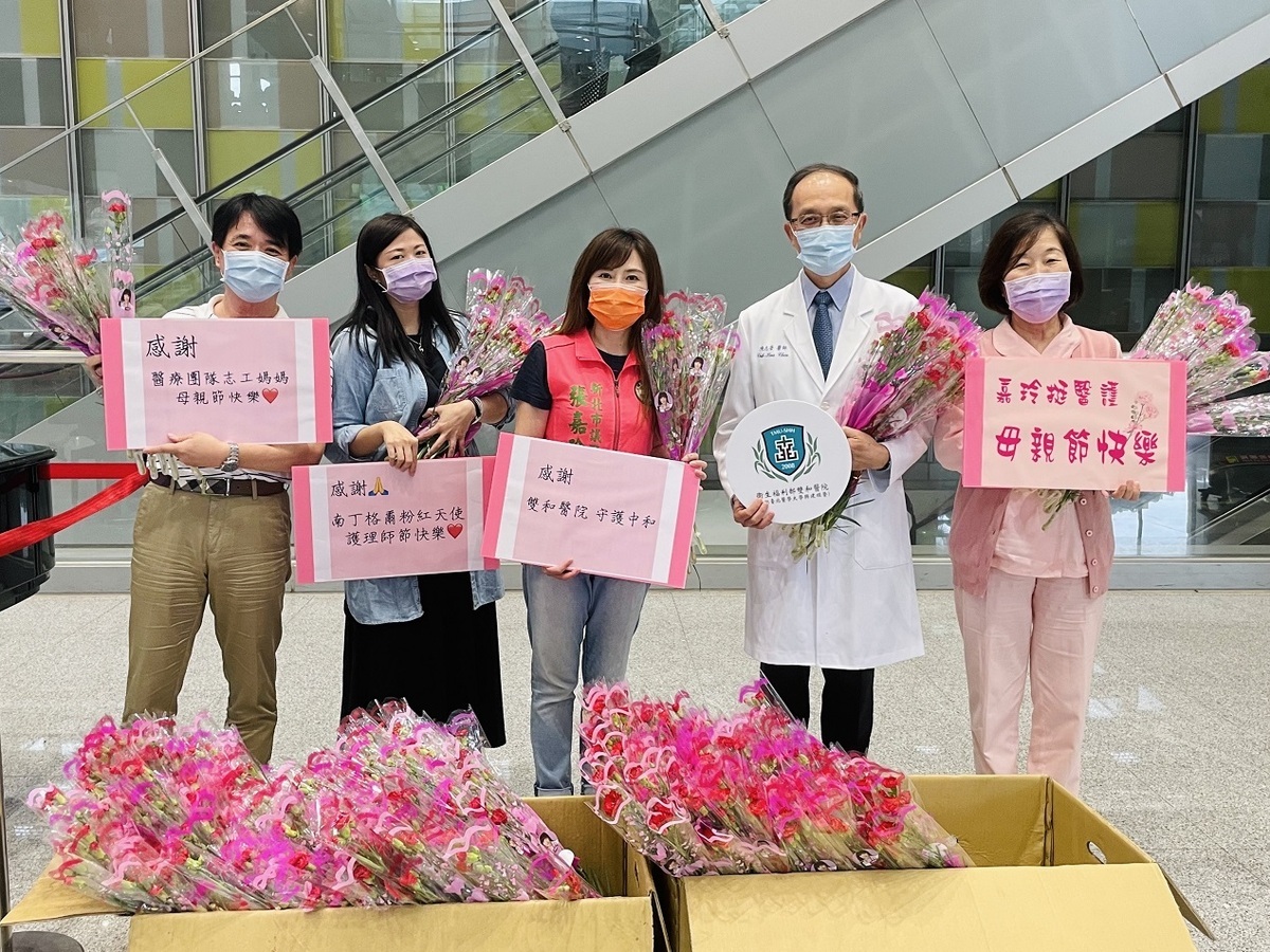 張嘉玲率領團隊同仁前往雙和醫院，準備1000束康乃馨，由副院長陳志華、護理部主任任秀如代表接受贈與。 圖：張嘉玲辦公室提供