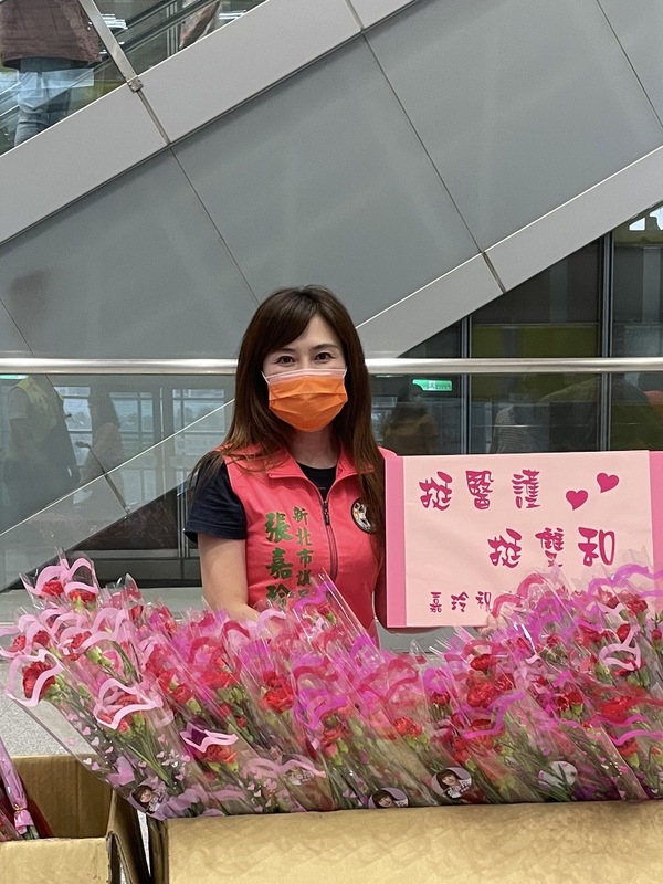 張嘉玲除了表達慰問醫護人員的辛勞，更感謝雙和醫院努力維繫醫療品質、醫護人員義無反顧的貢獻己力，小小的心意，獻上感恩與祝福。 圖：張嘉玲辦公室提供