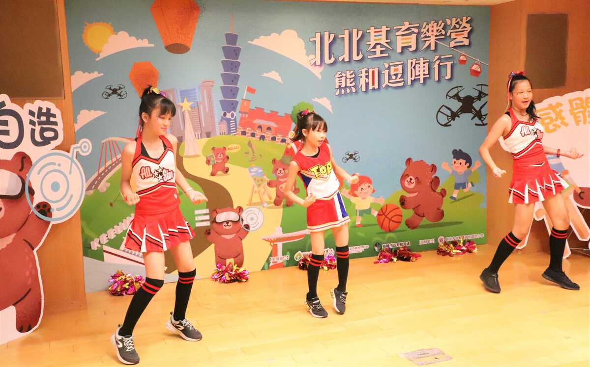 中和國小舞蹈啦啦隊精彩的開場表演。 圖：新北市教育局提供