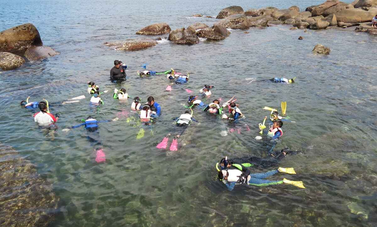 福連國小辦理浮潛營隊，教導學童正確浮潛知識與技能，帶領學童體驗浮潛的樂趣(資料照)。 圖：新北市教育局/提供