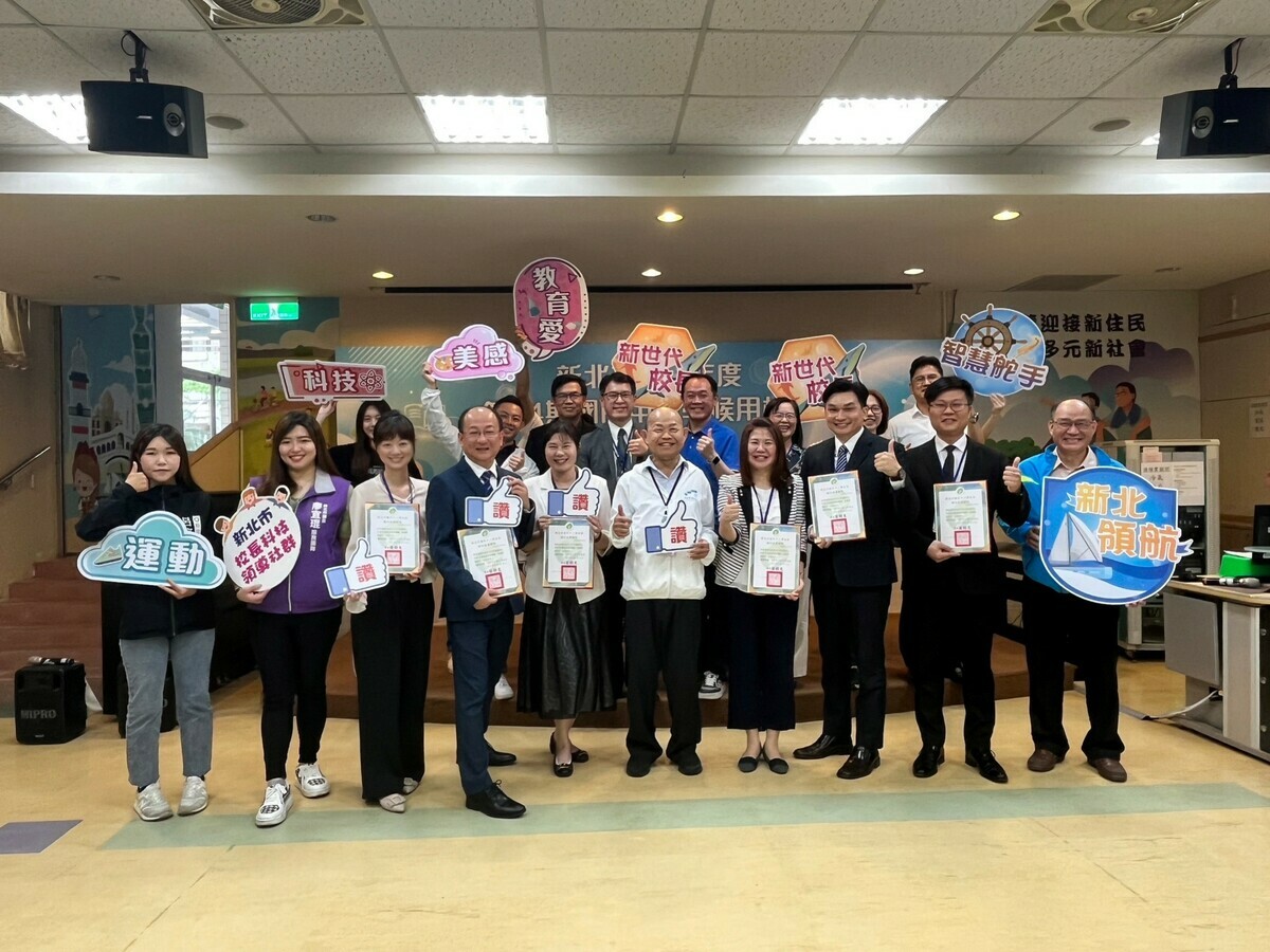 新北市教育局舉辦112年度國中小候用校長儲訓結訓，教育局副局長歐人豪(前排右5)出席，與6位候用校長、貴賓合照。 圖：新北市教育局提供