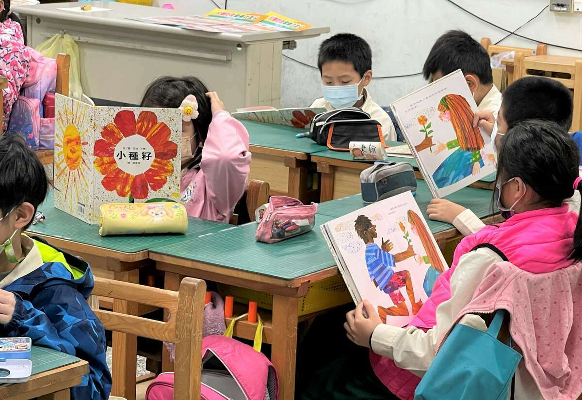 二重國小每週四共讀時間，學生閱讀書箱書籍。 圖：新北市教育局提供