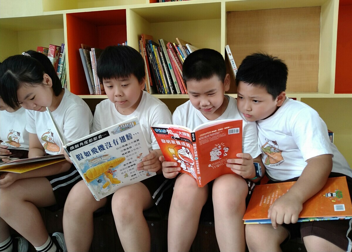 二重國小學生閱讀愛的書庫書籍。 圖：新北市教育局提供