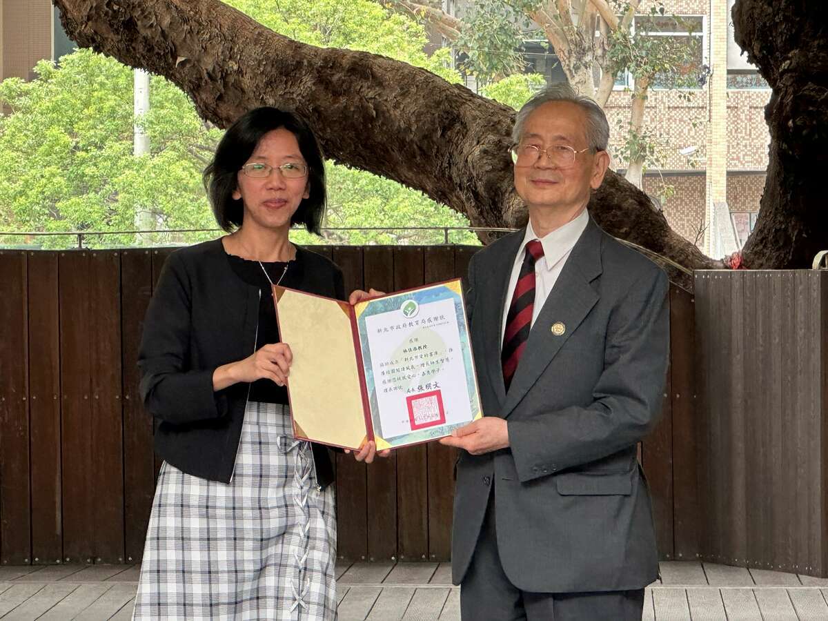 教育局主秘丁雅君(左)頒贈感謝狀給獨立捐贈人林佳添(右)。 圖：新北市教育局提供