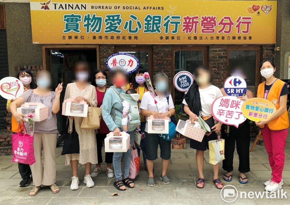 母親節即將到來，實物愛心銀行新營分行特別結合公私單位舉辦「齊心送愛 溫馨傳情」慶祝母親節活動，由家樂福新營店捐贈41個愛心蛋糕、新營醫院提供免費血糖檢測、鑫之屋個人美髮工作室翁秀鑫美髮師提供義剪，結合普力關懷協會志工及工作人員，邀請受新營分行扶助的41個受助家庭提前感受母親節溫馨氣氛。 圖：台南市政府提供