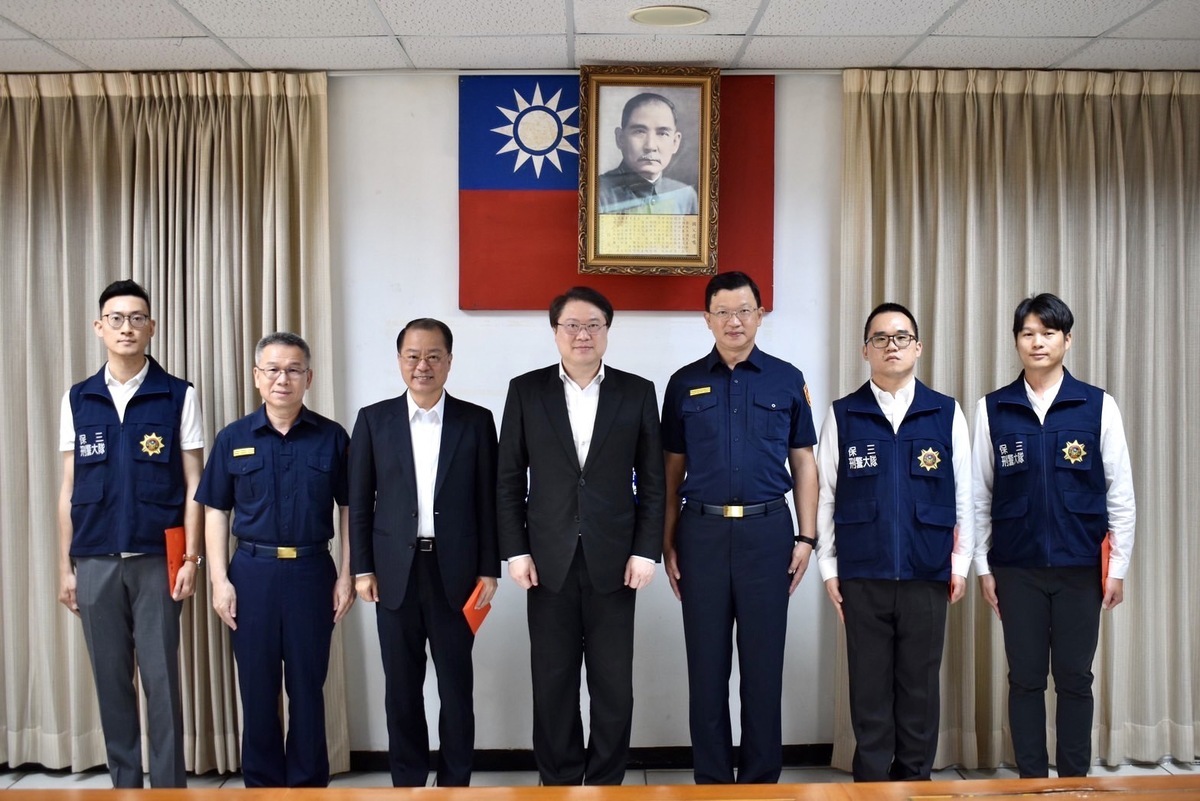 林右昌部長與緝毒查贓的保三總隊同仁合影。 圖：內政部提供