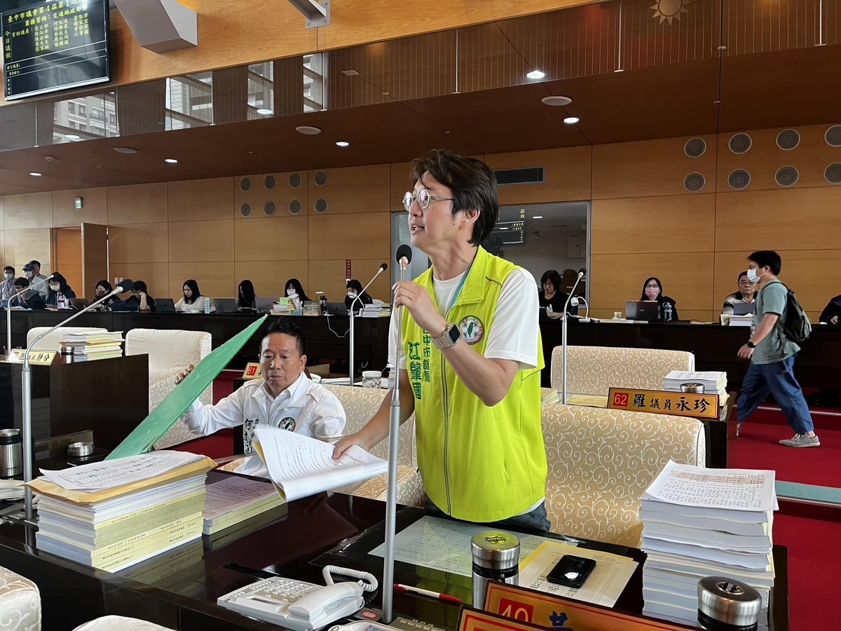 中捷總經理莊明聰坦承，SOP未列檢查車底，江肇國痛批，中捷代董事長林良泰昨天要大家鼓掌拍手，今天答詢又謊稱「自動駕駛是林佳龍決定的」，心態傲慢冷血，要求立刻下台。 圖：取自江兆國臉書