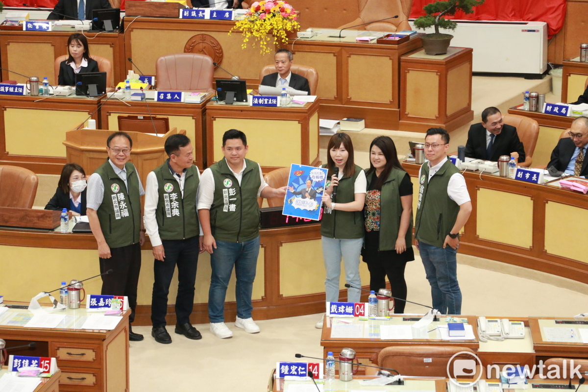 綠營議員送上邀請卡，說要代替郭台銘邀請侯友宜參加今晚在板橋的造勢活動。 圖：林昀真／攝