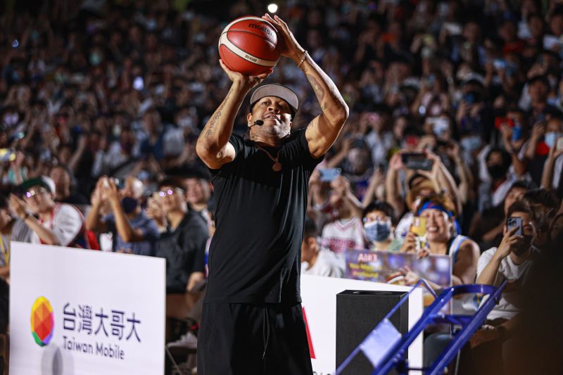 NBA傳奇球星「戰神」Allen Iverson在5月10日抵台，於今(11)日晚間7點在台北市立大學天母校區體育館與粉絲熱情相見。 圖／葉政勳攝
