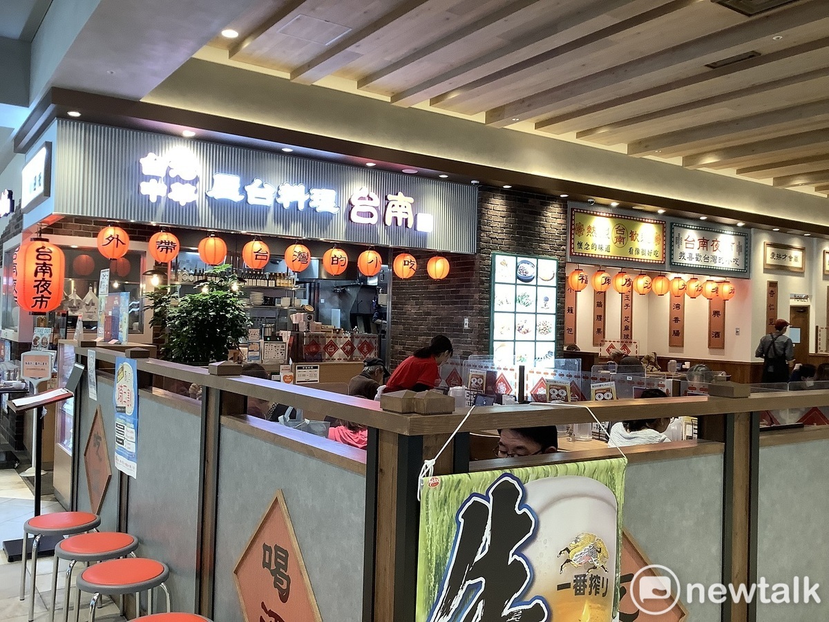 這家餐廳只有招牌寫了台灣，內涵完全無關。 圖：劉黎兒攝