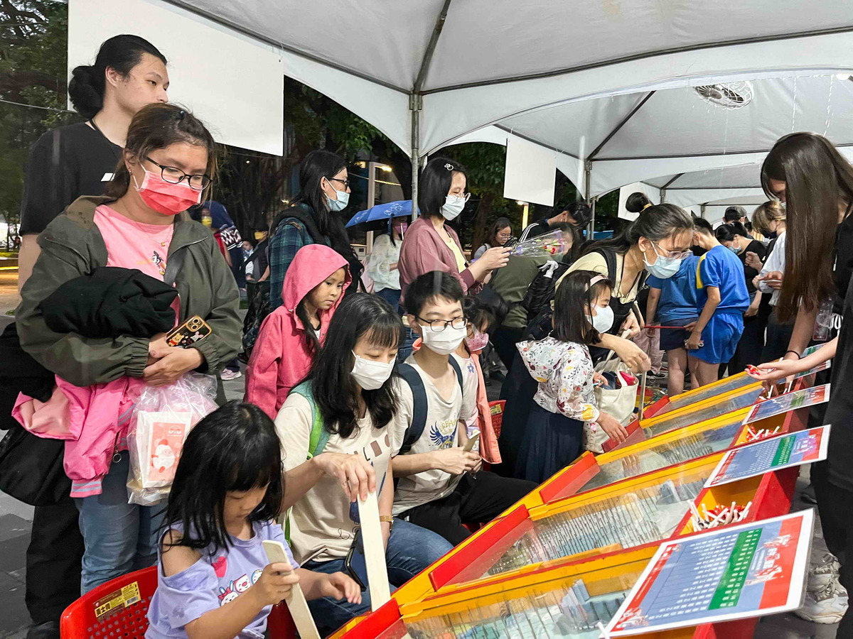 府中揪藝起─民眾熱烈體驗復古廟會活動 圖：新北市文化局提供