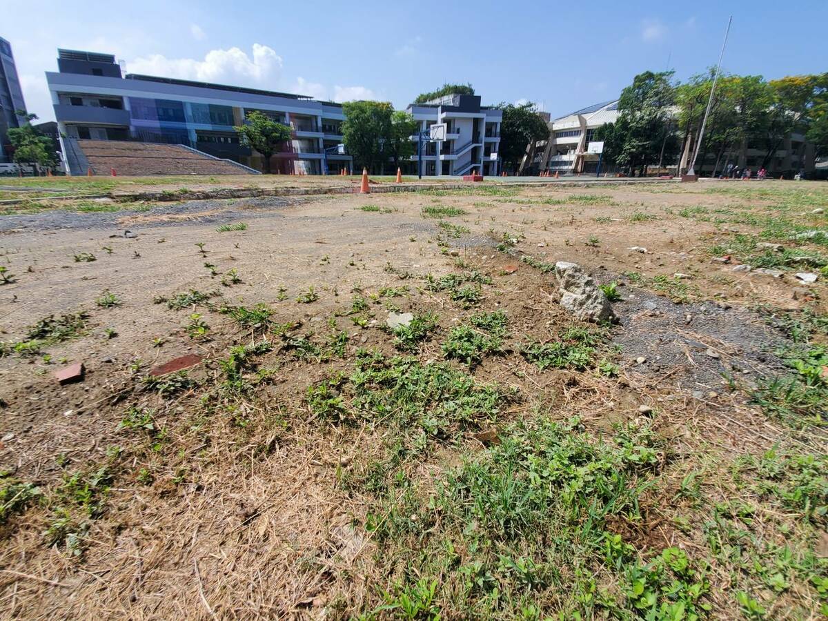 五甲國小操場多處坑洞、破損慘不忍睹。 圖：孫家銘翻攝