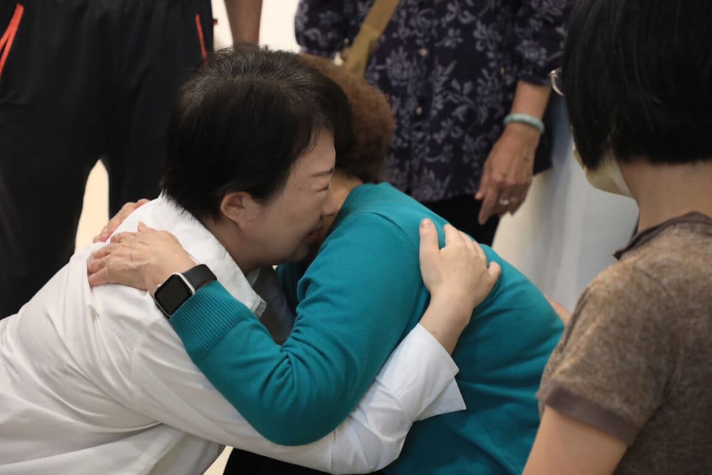 盧秀燕（左）12日南下嘉義市悼念在日前台中捷運事故中不幸罹難的林淑雅，並擁抱家屬給予安慰。 圖：台中市政府提供