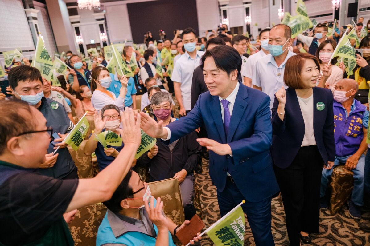賴清德由周春米陪同步入會場，與支持者握手。 圖：民進黨屏東縣黨部提供