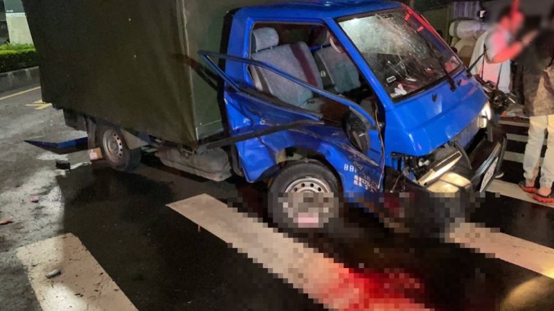 ▲13日凌晨12時許，新北市新莊區發生一起車禍事故，貨車駕駛葉男頭部、臉部受傷、四肢擦挫傷；乘客許男昏迷插管急救。 （圖／翻攝畫面）