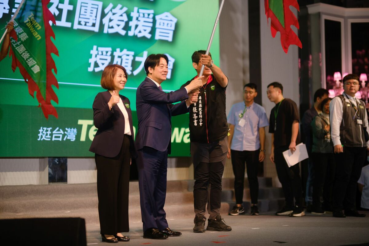 賴清德(左二)授旗各後援會會長。 圖：民進黨屏東縣黨部提供