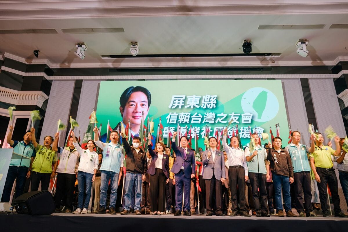 屏東縣信賴台灣之友會大團結。 圖：民進黨屏東縣黨部提供