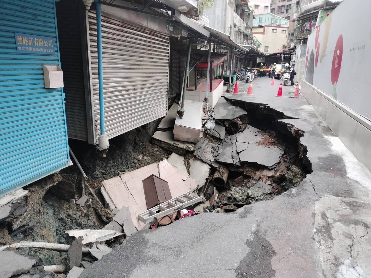 台北市信義區今（13）日驚傳地層下陷，崇德街60巷路上出現深近3公尺的巨大「天坑」。 圖：台北市政府 / 提供