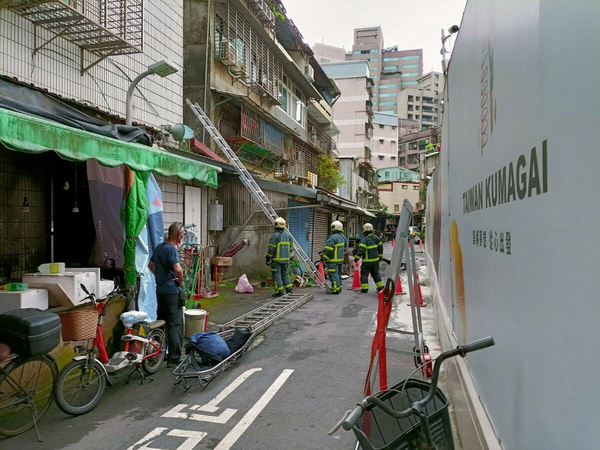 北市府說明，已緊急疏散鄰近住戶，並劃設警戒線，消防局已先成立現場指揮站。目前無傳出人員受傷消息。 圖：北市府提供
