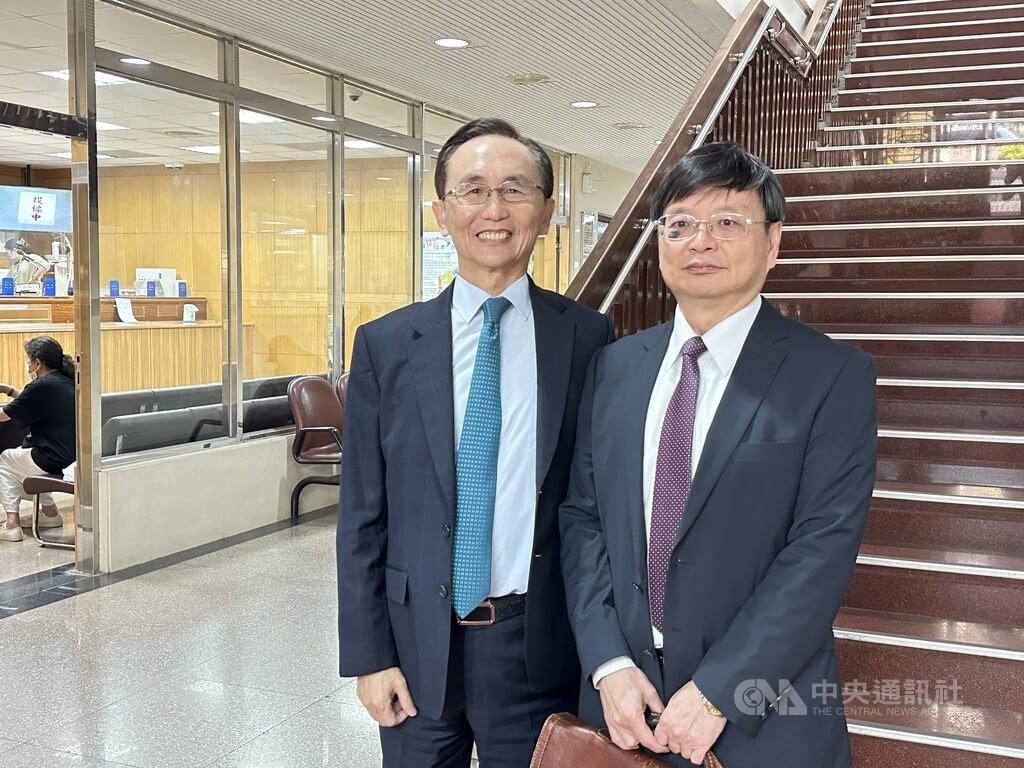 美麗島電子報董事長吳子嘉（左）因不滿前民眾黨主席柯文哲選總統、媒體人黃光芹批評電子報民調是假民調，以多句粗鄙言語辱罵柯文哲柯、黃光芹，遭檢方起訴。吳子嘉16日出庭認罪。中央社記者劉世怡攝  114年4月16日