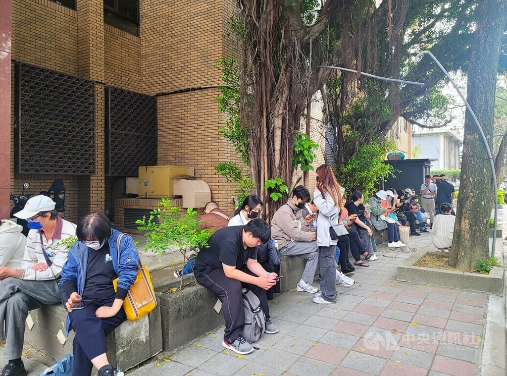 台北地方法院審理京華城及政治獻金案17日再度召開準備程序庭，提訊在押的前台北市長柯文哲，上午8時許，已有40多名支持者在北院門口聚集，排隊旁聽證候補。中央社記者謝幸恩攝  114年4月17日