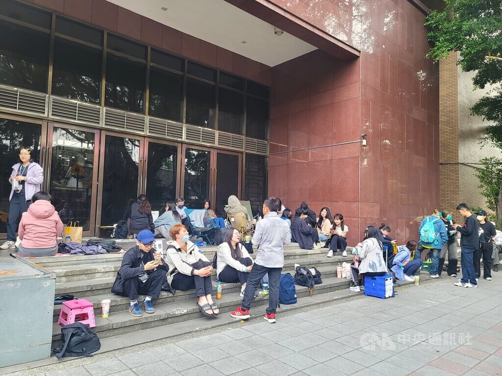 台北地方法院審理京華城及政治獻金案17日再度召開準備程序庭，提訊在押的前台北市長柯文哲，有支持者16日晚間就到北院門口排隊旁聽證候補。中央社記者謝幸恩攝  114年4月17日