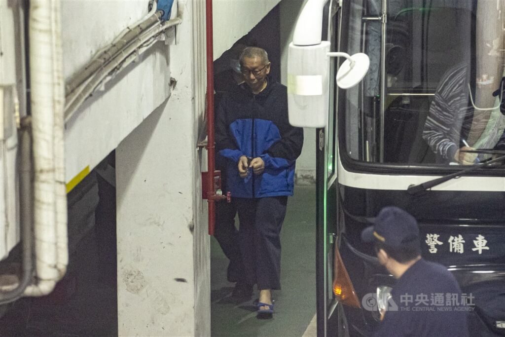 台北地方法院繼續審理京華城及政治獻金案召開準備程序庭，17日上午提訊在押的前台北市長柯文哲（中），這是柯文哲4月初在台北醫院手術後首次出庭。中央社記者鄭清元攝 114年4月17日