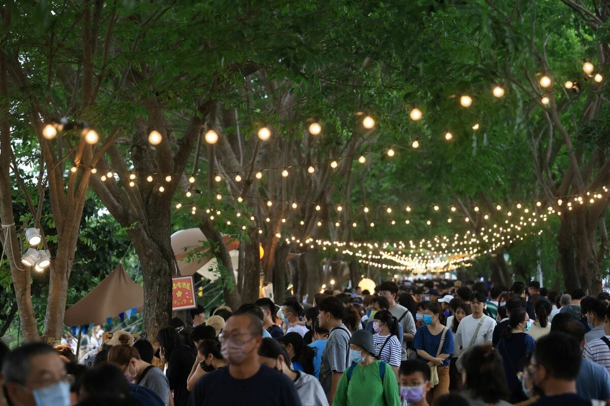 籮筐小趕集夜間燈光佈置。 圖：高雄市觀光局提供