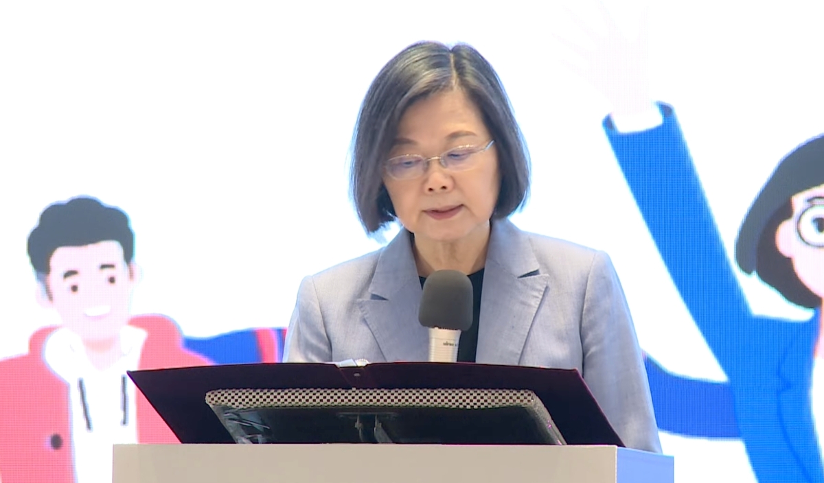 針對中共若武力犯台，臺灣是否有相應實力抗衡的問題，蔡英文今（13）日指出，全球的共識是「臺海問題要用和平的方法來解決」，並強調「戰爭不是選項」。 圖：總統府提供