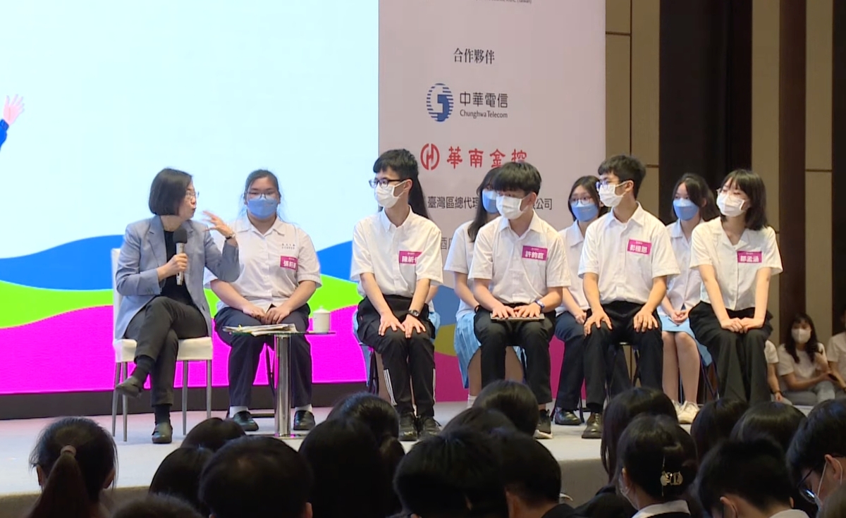 蔡英文今（13）日下午出席「2023今周刊第八屆總統與高中生面對面論壇」，以「我們的世代，台灣的未來」為題，與學子們進行經驗分享與交流。 圖：總統府提供