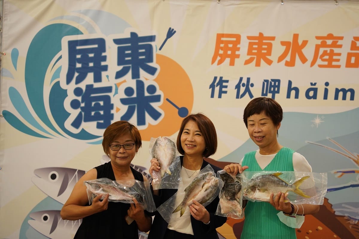周春米(中)與福袋競拍得標者合影。 圖：屏東縣政府提供