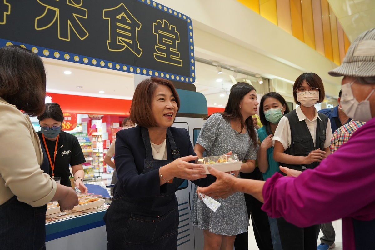 周春米(左二)擔任一日「海米食堂店長」，親自發放手作飯糰。 圖：屏東縣政府提供