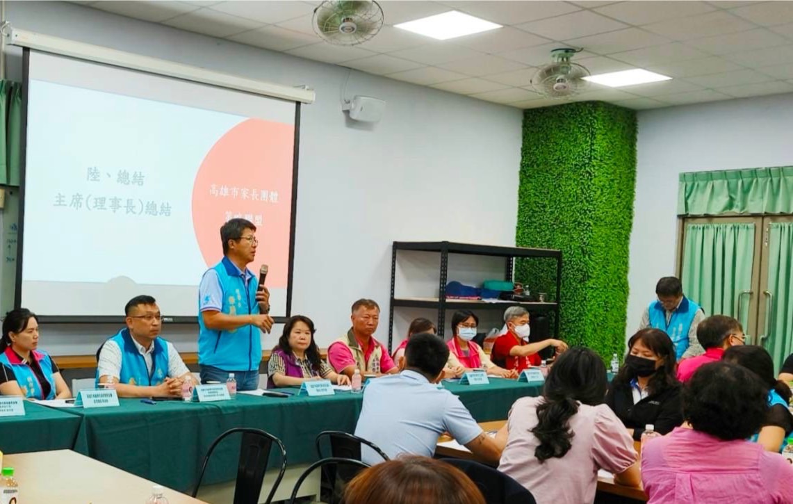 張簡智鵬(左三)呼籲家長應達成共識。 圖：高雄市家長團體策略聯盟/提供