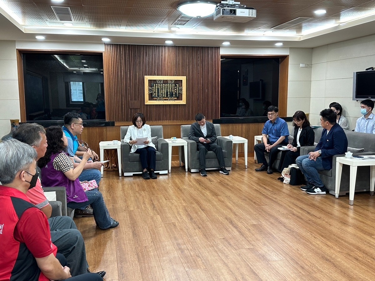高雄市家長團體策略聯盟成員(左側)向議會請益。 圖：高雄市家長團體策略聯盟/提供