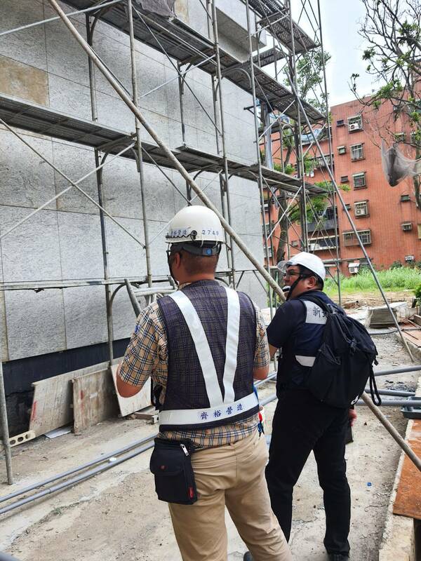 新北市政府自5月11日起進行建築工地固定式起重機聯合安全檢查，及全面清查3處新富發建設公司工地，其中2處工地處以停工。 圖：新北市工務局提供