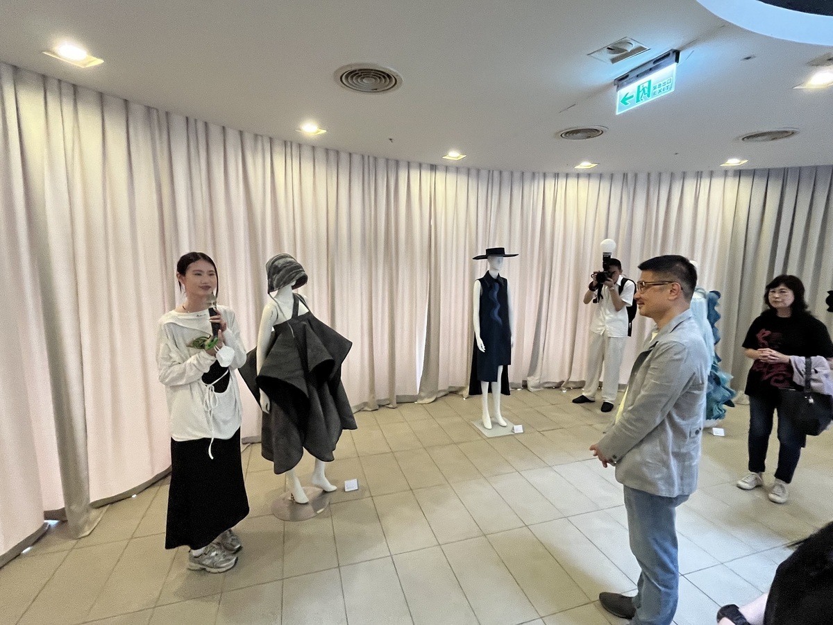 輔大織品服裝學院學生設計師解說作品。 圖：新北市漁業處提供