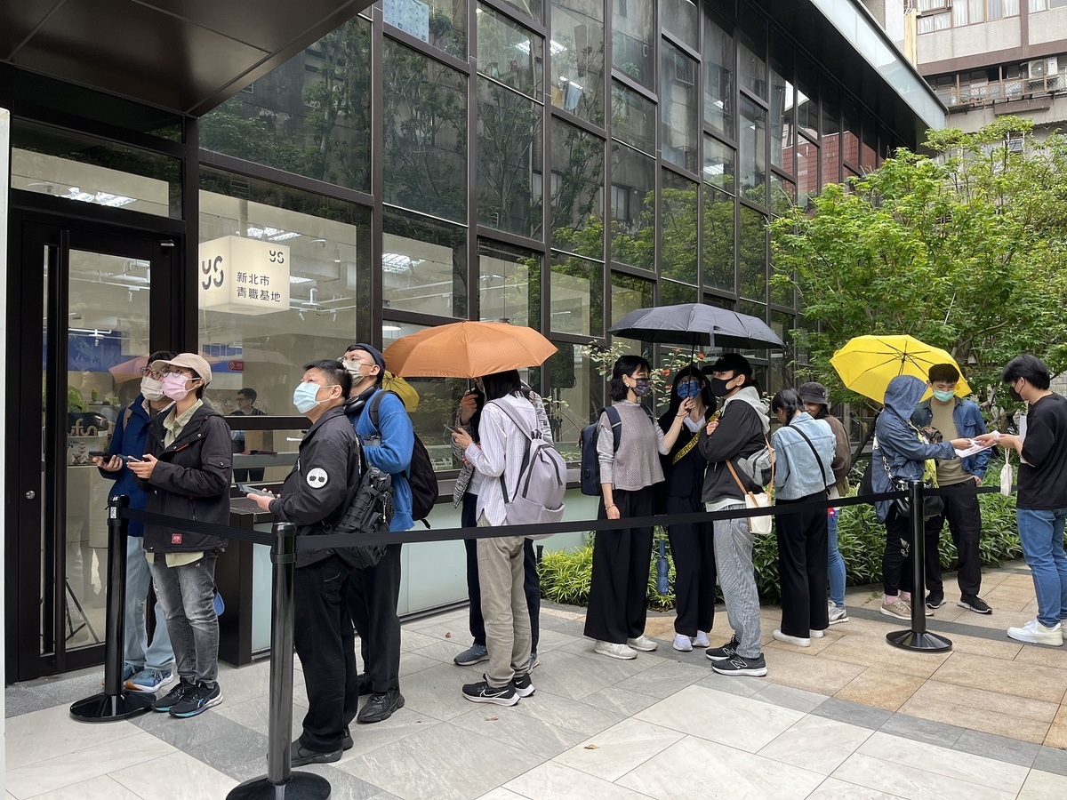 青職基地首場Mini Concert歌迷熱情雨中排隊。 圖：新北市青年局提供