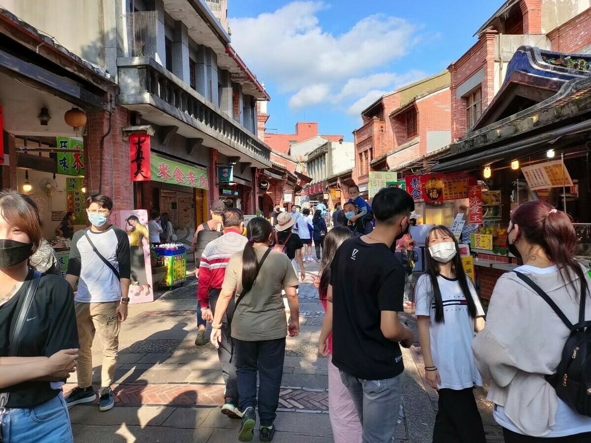 去(111)年總共核定補助21個商圈，商圈活動主題多元，整體帶動1億1530萬元商機。 圖：新北市經發局提供