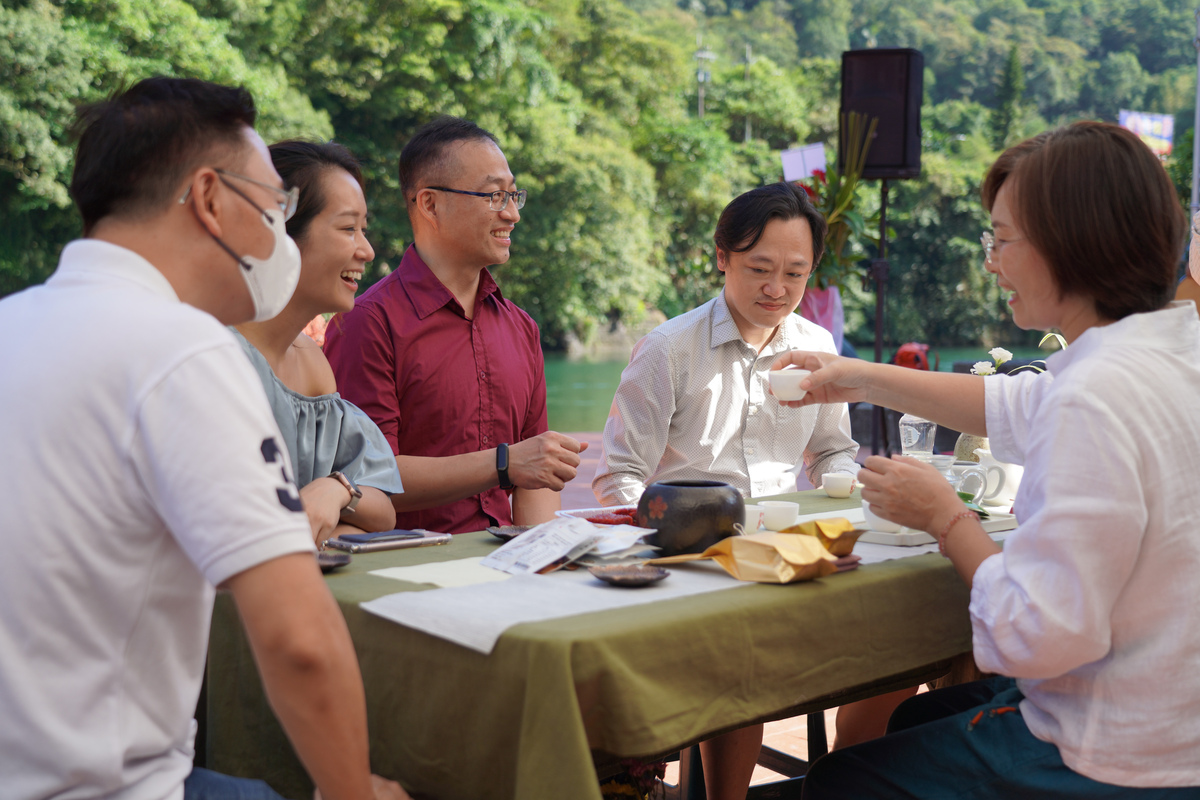 坪林商圈串連在地茶文化及SUP立槳體驗活動，吸引親子族群遊逛坪林，體驗品茶活動。 圖：新北市經發局提供