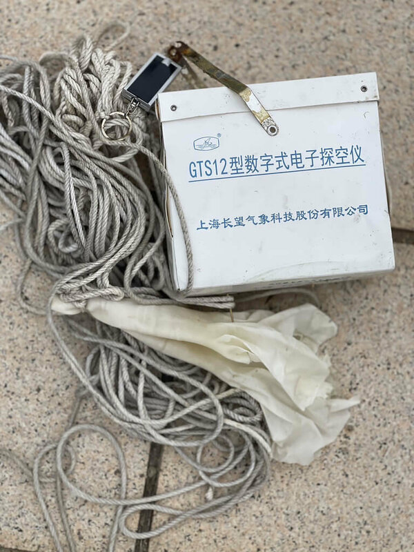 陸軍馬防部13日表示，所轄莒光守備大隊機步連傍晚巡查時，於營外道路拾獲氣球殘體，以簡體字標示「上海長望氣象科技股份有限公司」及「GTS12型數字式電子探空儀」等字樣。（馬防部提供）