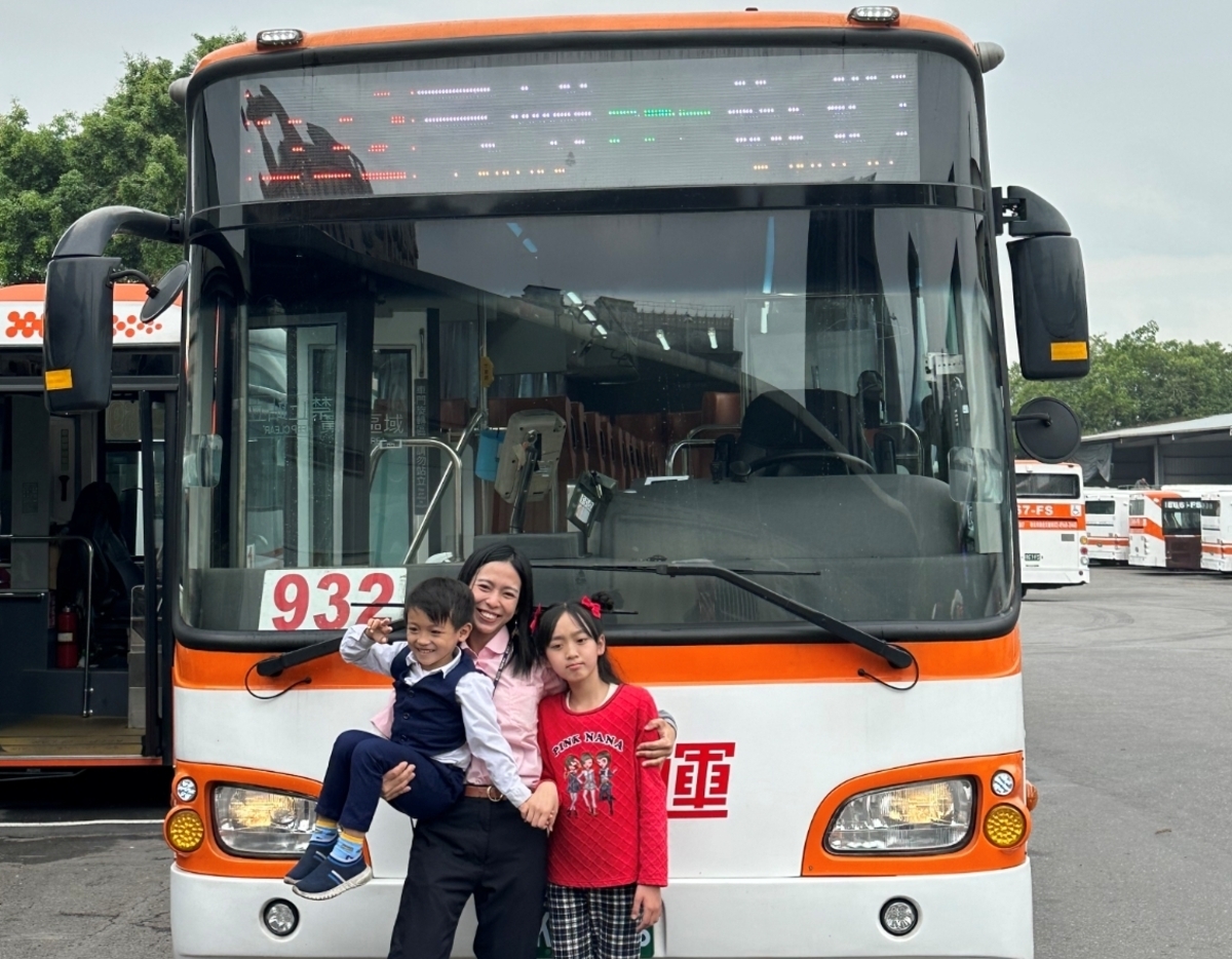 吳佩蓉開心地抱著小孩。 圖：新北市交通局提供