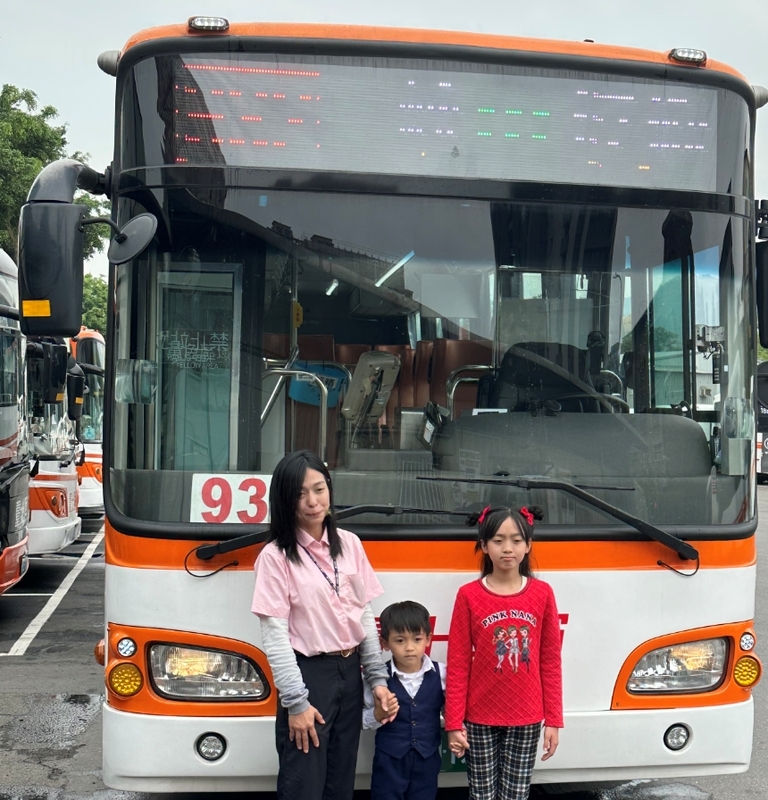 吳佩蓉與家人的合影。 圖：新北市交通局提供