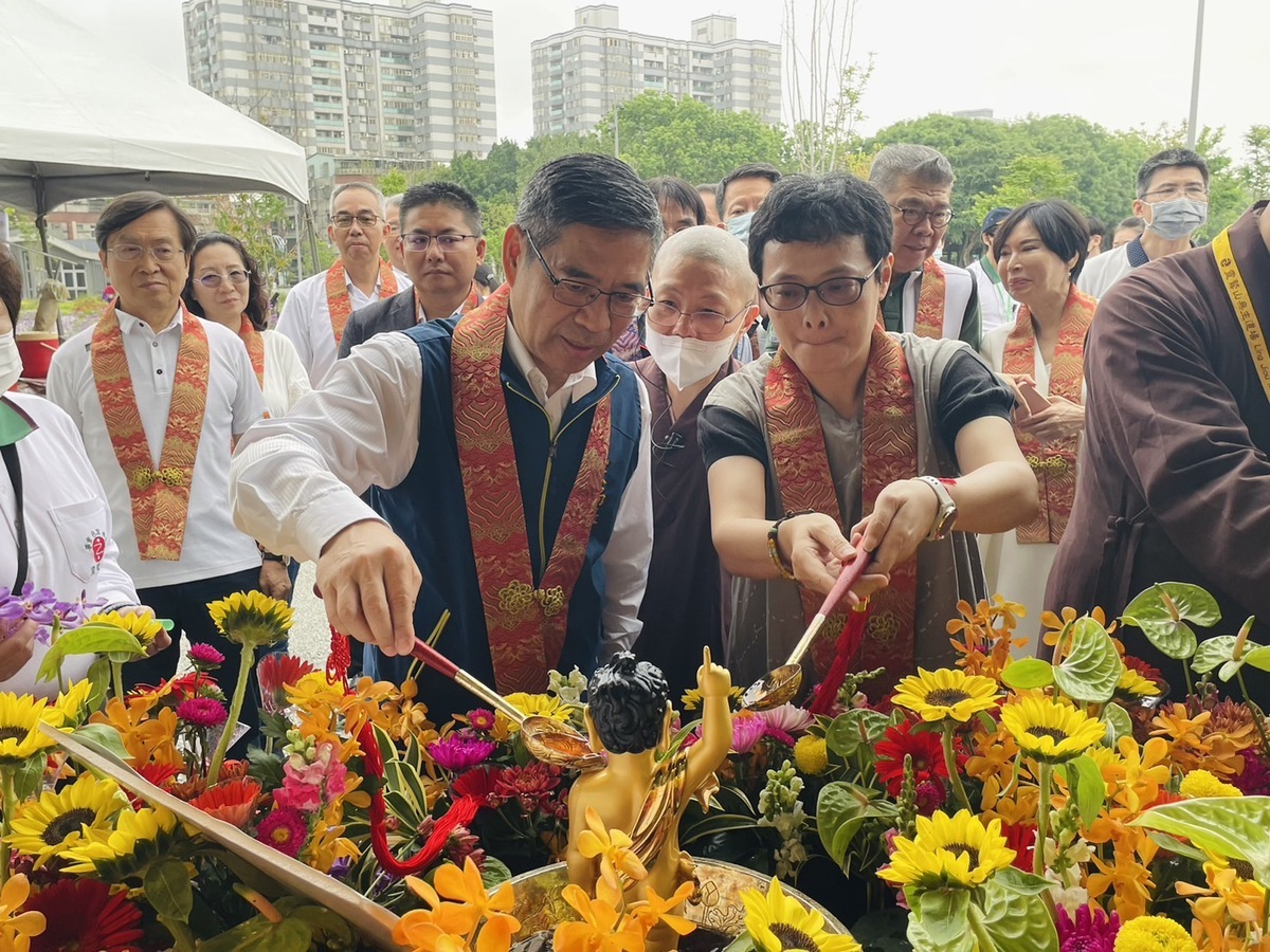 民政局長柯慶忠亦前往與貴賓及法師們一同浴佛、宣讀環保宣言，祈願佛陀福澤蒼生、市民平安健康。 圖：新北市民政局提供
