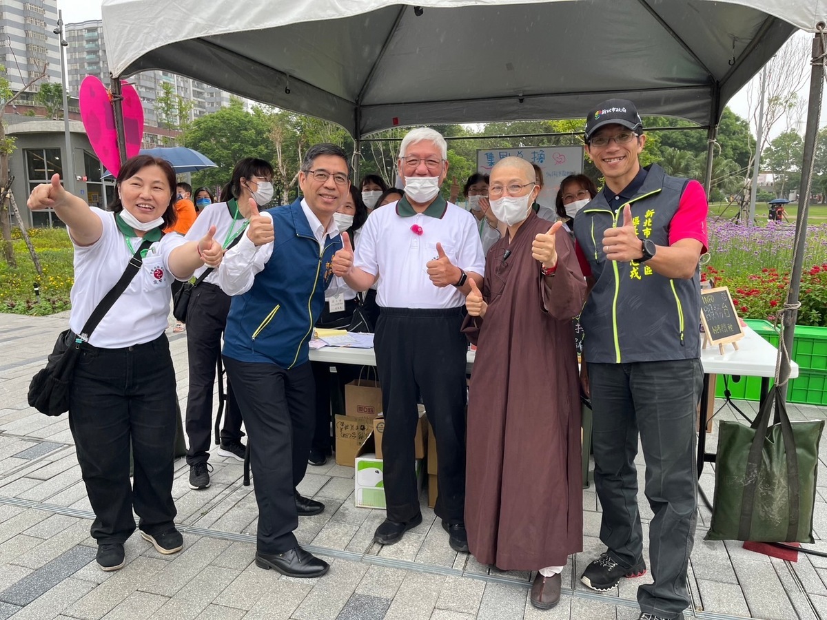 柯慶忠表示，感謝財團法人新北市靈鷲山慈善基金會將佛陀悲憫眾生的精神化作具體行動，舉辦市集推廣環保減碳，期盼每個人都能為我們生長的土地盡一份心力。 圖：新北市民政局提供