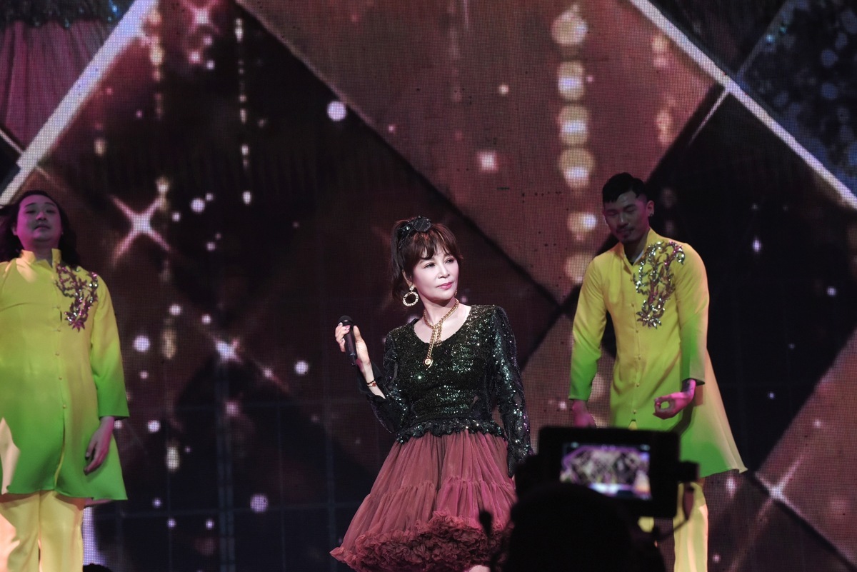 蔡秋鳳(中)首次登上真愛秀藍寶石舞台演出。 圖：高雄流行音樂中心/提供