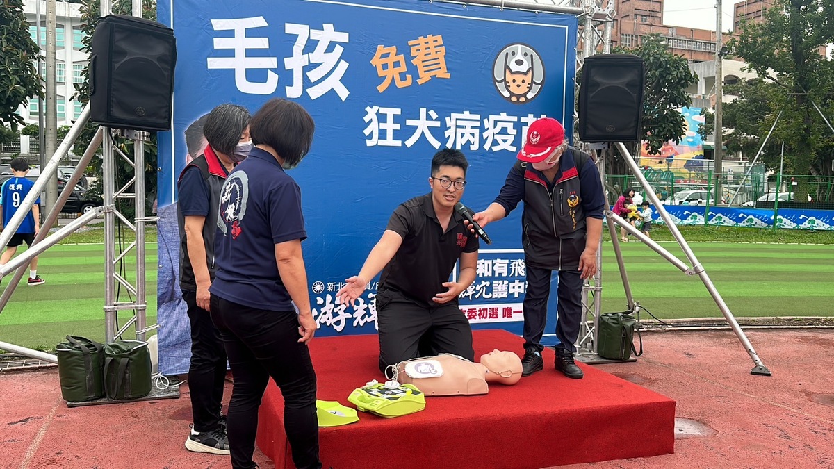 新北市議員游輝宂今天（5/13）邀請新北市政府動物保護防疫處加碼狂犬病疫苗免費注射，共有135隻毛小孩施打狂犬病疫苗，成效良好。 圖：游輝宂提供