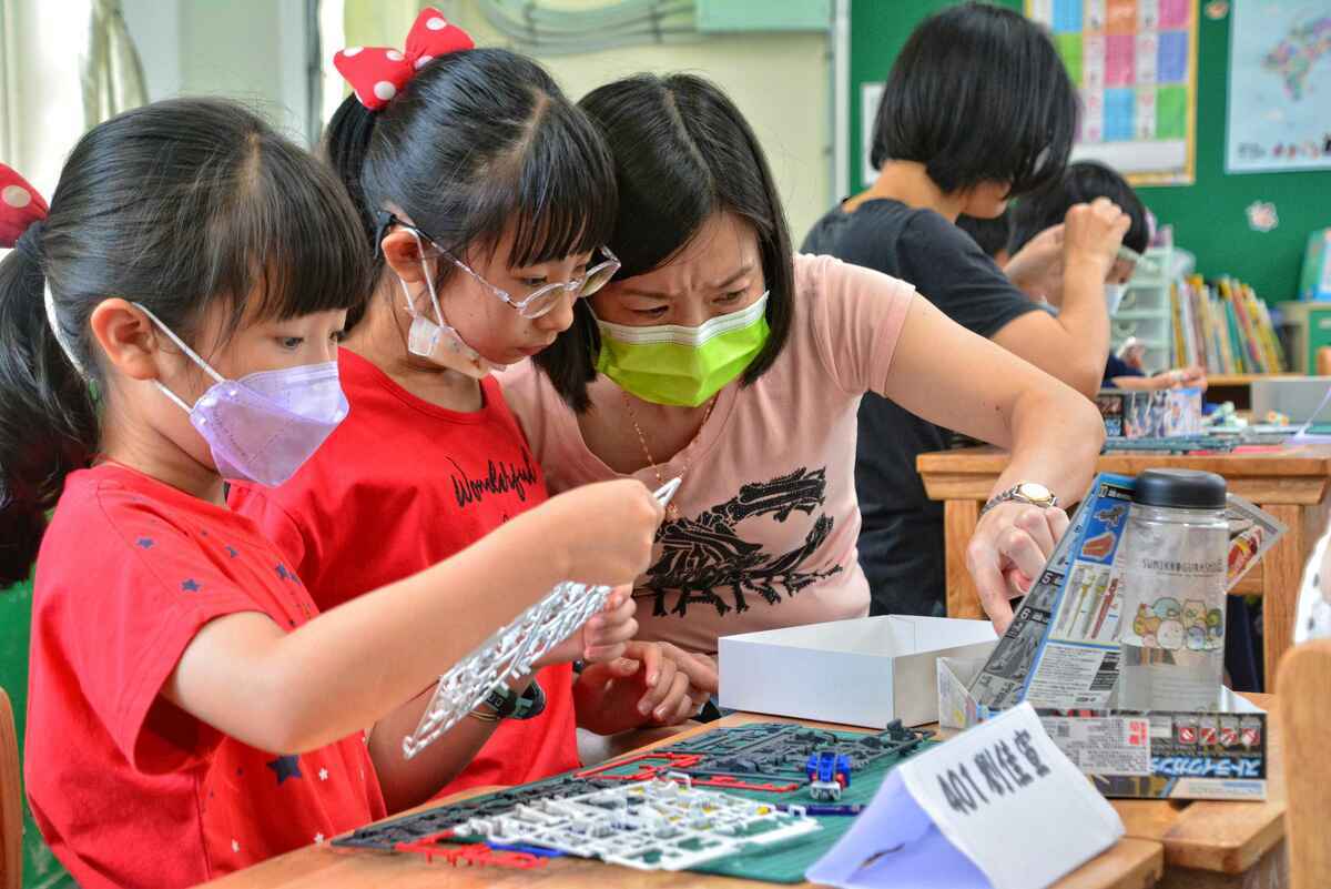 八里國小-親子共同組裝模型。 圖：新北市教育局提供